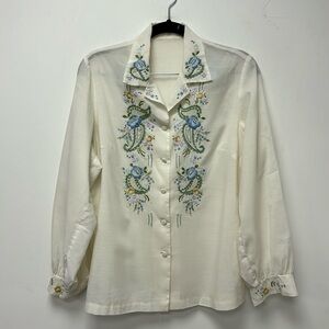 Vintage blouse with a light material and long sleeves